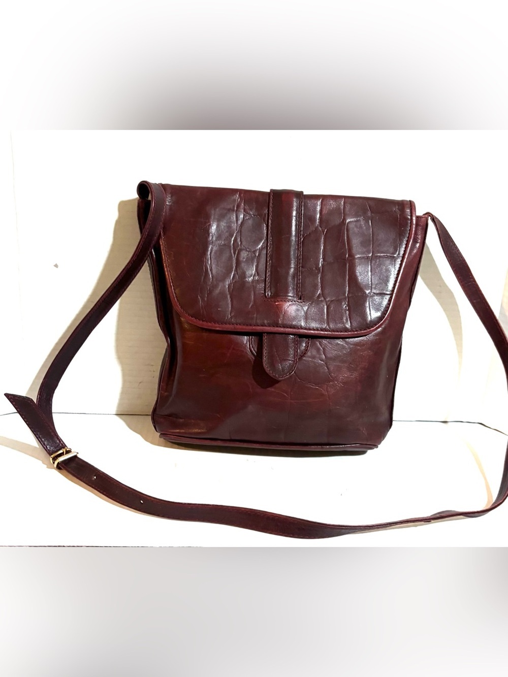 Women’s vintage Burgundy distressed Leather Crossbody Bag -